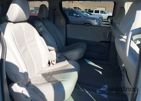 2014 Toyota Sienna Xle V6 8 Passenger z USA, uszkodzony, nr VIN 5TDYK3DC3ES473348